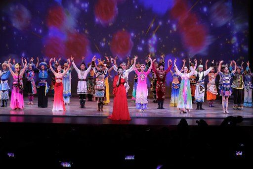 (170206) -- CHICAGO, Feb. 6, 2017 (Xinhua) -- Artists perform during the "Cultures of China, Festival of Spring" gala to celebrate Chinese lunar New Year for overseas Chinese, in Chicago, the United States, Feb. 5, 2017. (Xinhua\/Wang Ping) (zw)