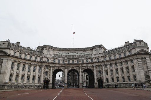 (170323) -- LONDON, March 23, 2017 (Xinhua) -- The Union flag flies at half-mast above the Admiralty Arch in London, Britain on March 23, 2017. (Xinhua\/Han Yan)(zhf)
