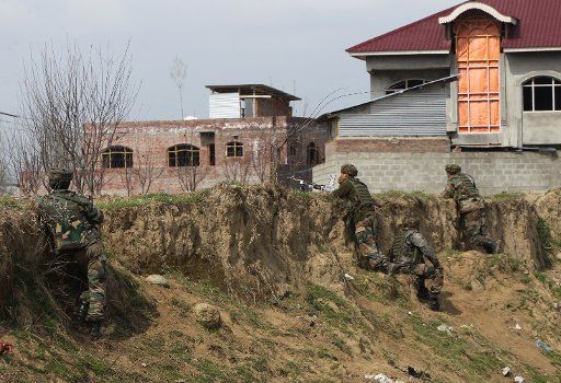 (170328) -- SRINAGAR, March 28, 2017 (Xinhua) -- Indian army troopers take position during a gunfight in village Durbugh in Chadoora of Budgam district, about 22 km south of Srinagar city, the summer capital of Indian-controlled Kashmir, March 28, ...