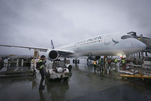 (170328) -- VANCOUVER, March 28, 2017 (Xinhua) -- Photo taken on March 28, 2017 shows an Airbus A350-900 passenger jet after it landed at Vancouver International Airport in Vancouver, Canada, on March 28, 2017. A new Airbus A350-900 passenger jet ...