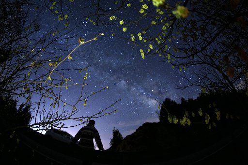 (170402) -- HENGYANG, April 2, 2017 (Xinhua) -- A tourist view stars in sky on the Hengshan Mountain in Hengyang City, central China\