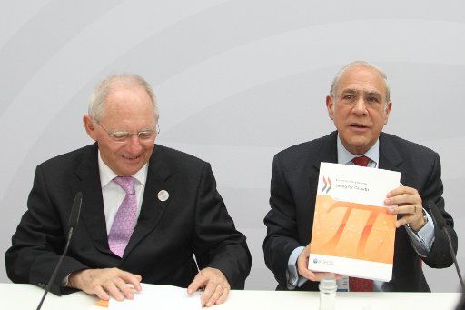 (170317) -- BADEN-BADEN (GERMANY), March 17, 2017 (Xinhua) -- The Organisation for Economic Co-operation and Development (OECD) Secretary-General Angel Gurria (R) and German Finance Minister Wolfgang Schaeuble attend a press conference in Baden-...