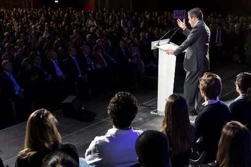 (170322) -- PARIS, March 22, 2017 (Xinhua) -- French presidential election candidate Francois Fillon addresses a meeting in Paris, France, on March 21, 2017. The investigation by France\