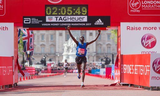 (170423) -- LONDON, April 23, 2017 (Xinhua) -- Mens Elite Winner Daniel Wanjiru of Kenya celebrate after crossing the finish line at the London Marathon in London, Britain, April 23, 2017. (Xinhua\/Richard Washbrooke)