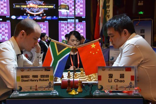 (170426) -- FUFENG, April 26, 2017 (Xinhua) -- Li Chao (R) of China and Steel Henry Robert of South Africa compete during the 1st Edition of BRICS Chess Masters in Fufeng, northwest China\
