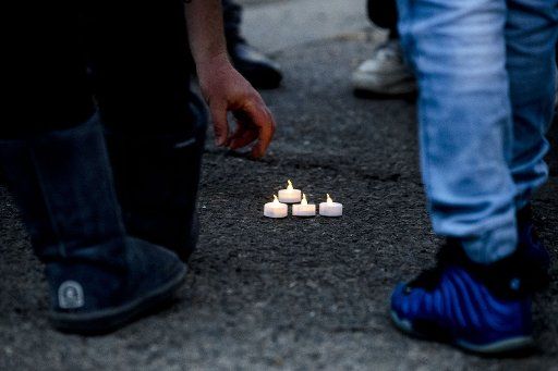 (170419) -- LOS ANGELES, April 19, 2017 (Xinhua) -- People place candles to mourn for the victims at the shooting site in Fresno, California, the United States, on April 18, 2017. Three people were killed as a man went on a shooting spree in central ...