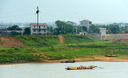 (170523) -- NANCHANG, May 23, 2017 (Xinhua) -- People test their new dragon boat in Jinjiang River in Songhu Township of Nanchang, east China\