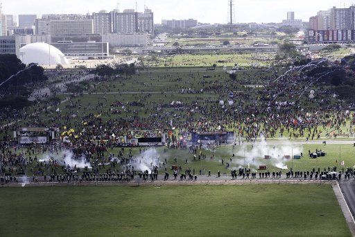 (170525) -- BRASILIA, May 25, 2017 (Xinhua) -- Demonstrators take part in a clash with members of the security forces, in a day known as Occupy Brasilia, in Brasilia, Brazil, on May 24, 2017. Brazil\