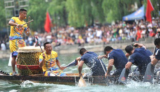 (170530) -- ZHENYUAN, May 30, 2017 (Xinhua) -- Contestants take part in a dragon boat race held in Wuyang River of Zhenyuan County, southwest China\