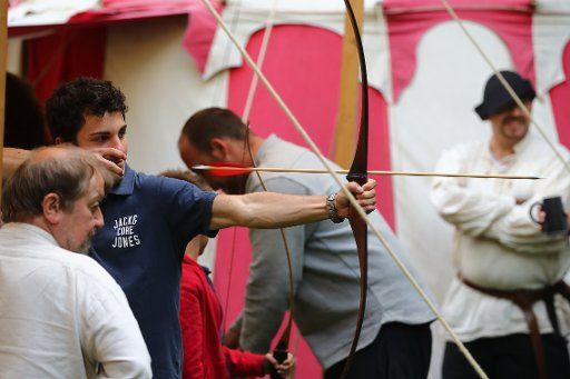 (170605) -- BRUSSELS, June 5, 2017 (Xinhua) -- A man tries archery during a medieval festival in Brussels, Belgium, June 4, 2017. (Xinhua\/Gong Bing) (zjy)