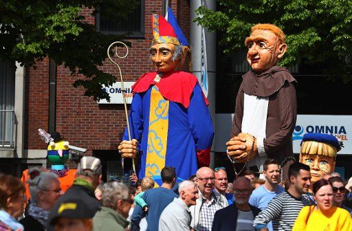 (170521) -- LEUVEN (BELGIUM), May 21, 2017 (Xinhua) -- Giant figures are seen during the first Giants Parade held in Leuven, Belgium, May 20, 2017. (Xinhua\/Gong Bing) (hy)