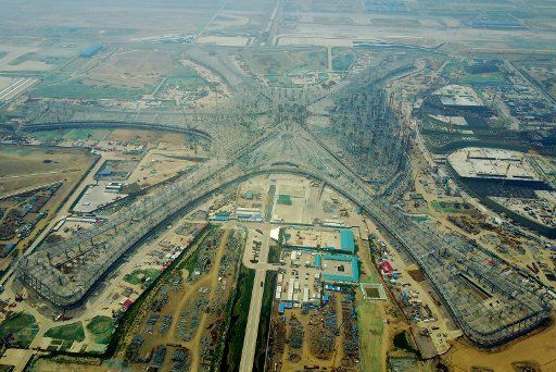 (170630) -- BEIJING, June 30, 2017 (Xinhua) -- Aerial photo taken on June 30, 2017 shows the terminal of the Beijing new airport is under construction in the southern Daxing District of Beijing, capital of China. The steel rack of the terminal was ...
