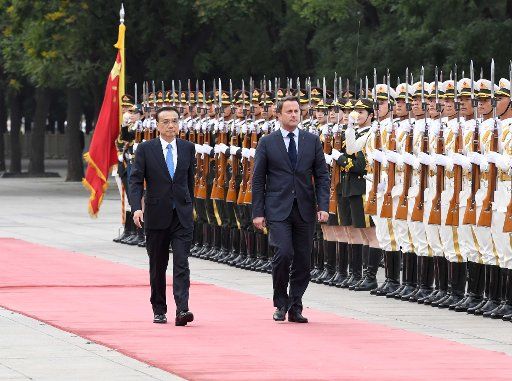 (170612) -- BEIJING, June 12, 2017 (Xinhua) -- Chinese Premier Li Keqiang (L) holds a welcome ceremony for Luxembourg Prime Minister Xavier Bettel before their talks in Beijing, capital of China, June 12, 2017. (Xinhua\/Zhang Duo) (zhs)
