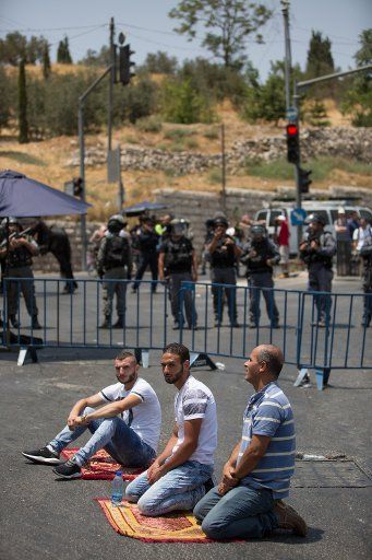 (170721) -- JERUSALEM, July 21, 2017 (Xinhua) -- Muslim worshippers protest outside Jerusalem\