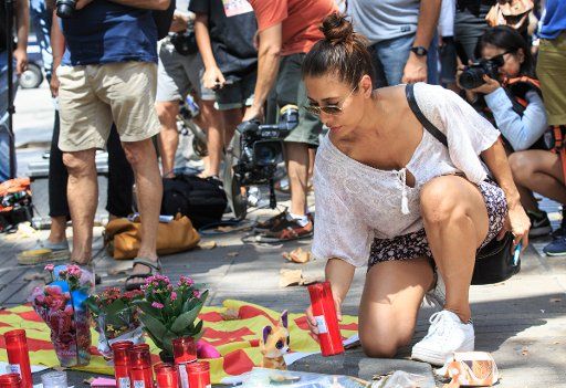 (170818) -- BARCELONA, Aug. 18, 2017 (Xinhua) -- A woman mourns victims of the terror attack on Las Ramblas area, Barcelona, Spain, on Aug. 18, 2017. At least 14 died in Thursday\