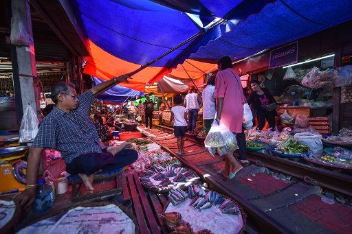 (170821) -- MAEKLONG, Aug. 21, 2017 (Xinhua) -- Customers visit Maeklong Market in central Thailand\