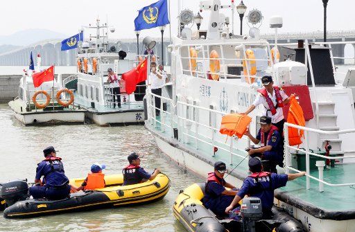 (170821) -- SUZHOU, Aug. 21, 2017 (Xinhua) -- Campers get in a lifeboat to experience cruising on Taihu Lake in Sunzhou, east China\