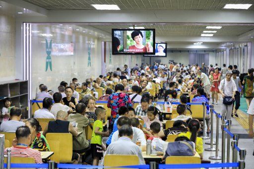 (170821) -- CHONGQING, Aug. 21, 2017 (Xinhua) -- Citizens stay in an air defence shelter in Yuzhong District to keep themselves away from the outside heat in southwest China\