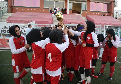 (170824) -- KABUL, Aug. 24, 2017 (Xinhua) -- Kabul Club players celebrate with the trophy at the end of a competition in Kabul, capital of Afghanistan, Aug. 22, 2017. The 21-day women\