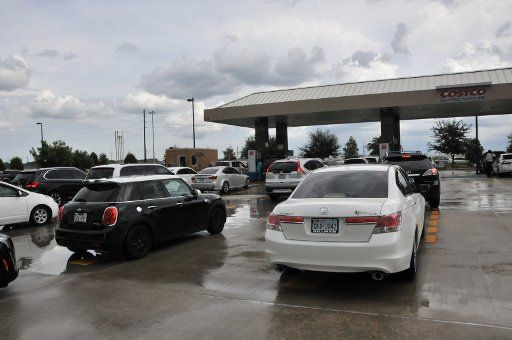 (170825) -- TEXAS, Aug. 25, 2017 (Xinhua) -- People line up to fill in gas in a service station in Houston, the United States, on Aug. 24, 2017. The populations in the southern part of Texas are preparing for significant impacts from Hurricane ...