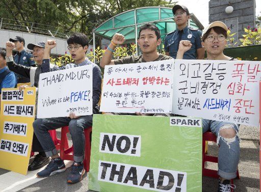 (170829) -- SEOUL, Aug. 29, 2017 (Xinhua) -- Demonstrators protest against the deployment of THAAD, in front of the Defense Ministry in Seoul, South Korea, Aug. 29, 2017. (Xinhua\/Lee Sang-ho) (gj)