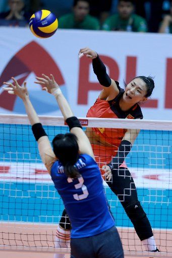 (170810) -- LAGUNA PROVINCE, Aug. 10, 2016 (Xinhua) -- Jin Ye of China (R) competes against Nana Iwasaka of Japan (L) during their preliminary round match in the 2017 Asian Women\