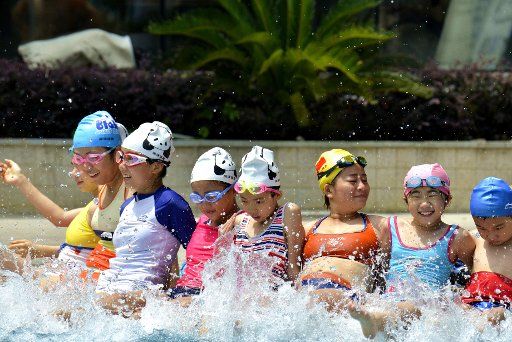 (170810) -- KAILI, Aug. 10, 2017 (Xinhua) -- Children learn swimming in a natatorium in Kaili, southwest China\