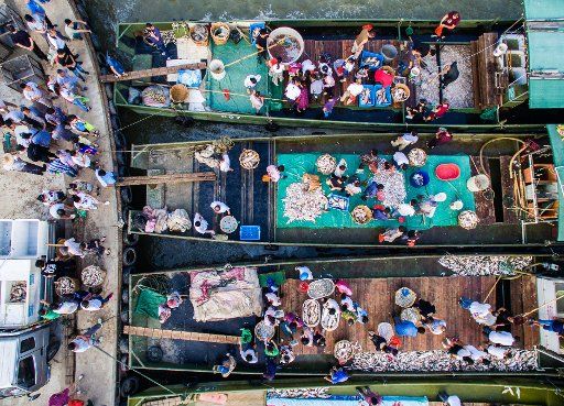 (170910) -- BEIJING, Sept. 10, 2017 (Xinhua) -- People select the newly harvest fish on fishing boats at Xintangcun fishing port in Changxing County, east China\