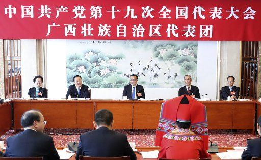 (171019) -- BEIJING, Oct. 19, 2017 (Xinhua) -- Li Keqiang joins a panel discussion with delegates from Guangxi Zhuang Autonomous Region who attend the 19th National Congress of the Communist Party of China (CPC) held in Beijing, capital of China, ...