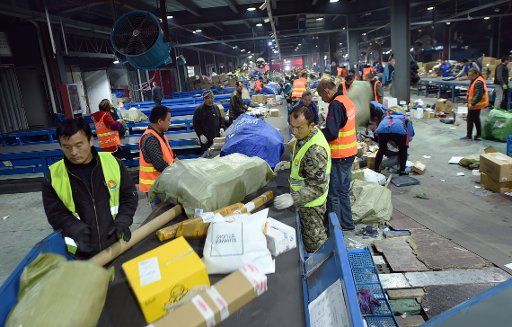 (171114) -- NANJING, Nov. 14, 2017 (Xinhua) -- Workers deal with parcels at the ZTO Express Service distribution center in Nanjing, capital of east China\