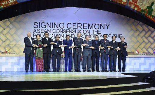 (171115) -- MANILA, Nov. 15, 2017 (Xinhua) -- ASEAN leaders pose for group photos after the signing ceremony of the ASEAN Consensus on the Promotion and Protection of the Rights of Migrant Workers in Manila, the Philippines, Nov. 14, 2017. (Xinhua\/...