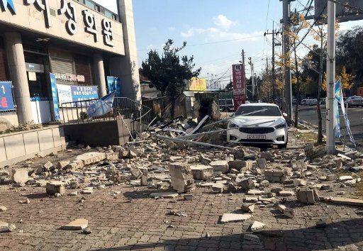 (171115) -- SEOUL, Nov. 15, 2017 (Xinhua) -- A damaged building is seen in Pohang, South Korea, on Nov. 15, 2017. An earthquake of 5.4 magnitude struck an area in southeast South Korea, the country\