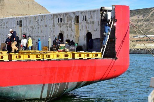 (171125) -- CHUBUT, Nov. 25, 2017 (Xinhua) -- Personnel takes part in the preparations of boats that will serve for the transfer of equipment and logistics to help with the search of the missing submarine, on the maritime wharf of Comodoro Rivadavia,...
