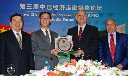 (171128) -- ISLAMABAD, Nov. 28, 2017 (Xinhua) -- Mushahid Hussain (2nd R), chairman of the Pakistan-China Institute, presents a medal to Chinese Ambassador to Pakistan Yao Jing (2nd L) during the 3rd China-Pakistan Economic Corridor (CPEC) Media ...