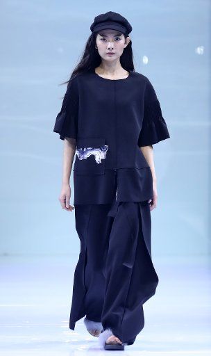 (171105) -- BEIJING, Nov. 5, 2017 (Xinhua) -- A model presents a fashion creation designed by Zhang Zhaoda at China Fashion Week S\/S 2018 in Beijing, capital of China, Nov. 5, 2017. (Xinhua\/Chen Jianli)(zkr)