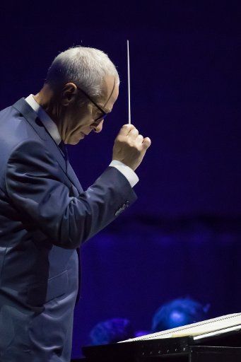 (171106) -- BUDAPEST, Nov. 6, 2017 (Xinhua) -- Composer James Newton Howard conducts the orchestra during 3 Decades of Hollywood Music tour in Budapest, Hungary, on Nov. 5, 2017. (Xinhua\/Attila Volgyi) (zcc)
