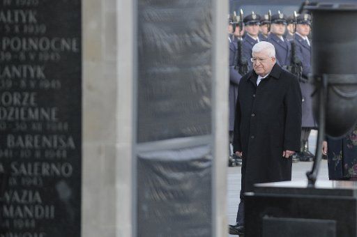 (171106) -- WARSAW, Nov. 6, 2017 (Xinhua) -- Iraqi President Fuad Masoum (Front) mourns at the Tomb of the Unknown Soldier in Warsaw, Poland, on Nov. 6, 2017. Iraqi President Fuad Masoum Masoum is on a two-day visit to Poland. (Xinhua\/Jaap Arriens)