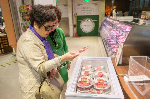 (171107) -- SHANGHAI, Nov. 7, 2017 (Xinhua) -- Photo taken on Nov. 3, 2017 shows customers taking a look at beef that imported from the United States, at a supermarket in Shanghai, east China. Though it is the home of U.S. billionaire investor ...