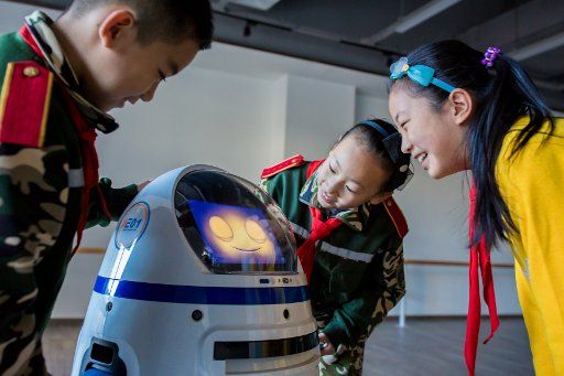 (171110) -- HOHHOT, Nov. 10, 2017 (Xinhua) -- Pupils interact with a robot at a youth and children\
