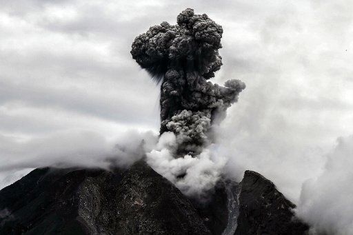 (180104) -- NORTH SUMATRA (INDONESIA), Jan. 4, 2018 (Xinhua) -- Photo taken on Jan. 4, 2018 shows volcanic ash spew from Mount Sinabung in Karo, North Sumatra, Indonesia. Mount Sinabung is one of Indonesia\