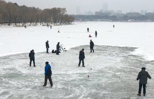 (180108) -- CHANGCHUN, Jan. 8, 2018 (Xinhua) -- People play on the ice in snow-hit Changchun, capital of northeast China\