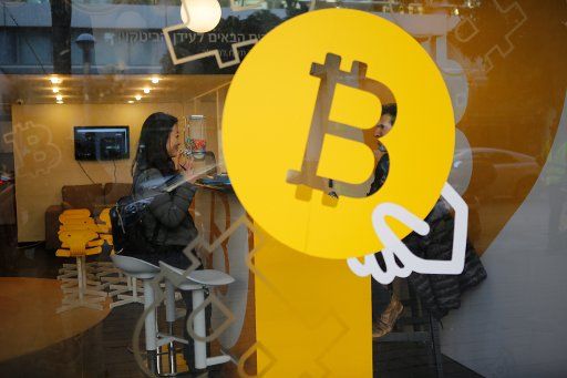 (180108) -- TEL AVIV, Jan. 8, 2018 (Xinhua) -- A woman buys Bitcoin at Bitcoin Change in Tel Aviv, Israel, on Jan. 8, 2018. (Xinhua\/Gil Cohen Magen)