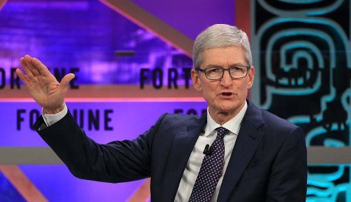 (171207) -- GUANGZHOU, Dec. 7, 2017 (Xinhua) -- Apple CEO Tim Cook speaks at the Fortune Global Forum in Guangzhou, capital of south China\