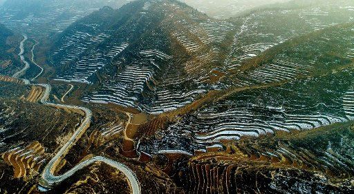 (171215) -- HANDAN, Dec. 15, 2017 (Xinhua) -- Photo taken on Dec. 15, 2017 shows scenery of terraced fields covered by snow in Shexian County, north China\