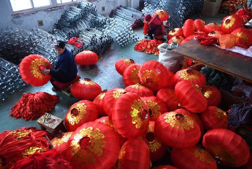 (180125) -- HEFEI, Jan. 25, 2018 (Xinhua) -- Workers make lanterns at a factory in Luyang District of Hefei City, east China\