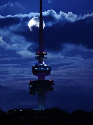 (180131) -- CANBERRA, Jan. 31, 2018 (Xinhua) -- The moon rises behind the Telstra Telecom Tower in Canberra, Australia, Jan. 31, 2018. (Xinhua\/Justin Qian) (lrz)