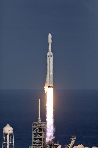 (180207) -- FLORIDA, Feb. 7, 2018 (Xinhua) -- A SpaceX Falcon Heavy rocket lifts off from Florida\