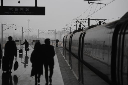 (180119) -- HANGZHOU, Jan. 19, 2018 (Xinhua) -- Passengers walk on the smog-shrouded platform at the Hangzhoudong Railway Station in Hangzhou, capital of east China\