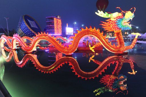 (180120) -- CHONGQING, Jan. 20, 2018 (Xinhua) -- Photo taken on Jan. 19, 2018 shows a dragon-shaped festive lantern in Chongqing\