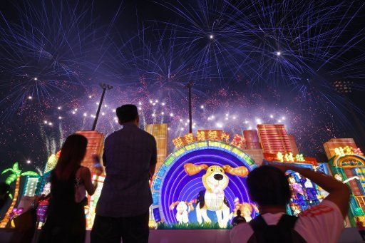 (180216) -- SINGAPORE, Feb. 16, 2018 (Xinhua) -- Fireworks light up the sky at the "River Hongbao 2018" celebrating the Lunar New Year at the Marina Bay in Singapore on Feb. 14, 2018. (Xinhua\/Then Chih Wey) (zcc)